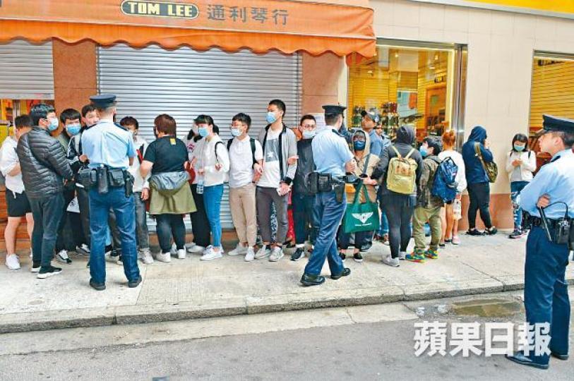 ■為防插隊,歌迷手挽手築起人牆,警方一度在場戒備。■五月天將於今年5月在港舉辦演唱會;圖為樂隊去年在港巡迴演唱情況。 ■為防插隊,歌迷手挽手築起人牆,警方一度在場戒備。■五月天將於今年5月在港舉辦演唱會;圖為樂隊去年在港巡迴演唱情況。