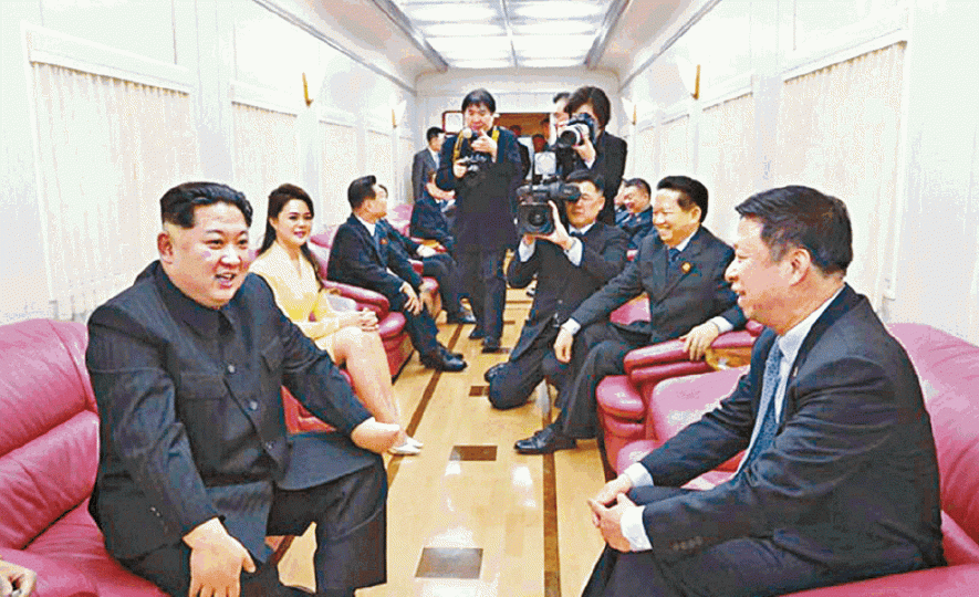 ■金正恩專車內有粉紅色梳化。 ■金正恩專車內有粉紅色梳化。