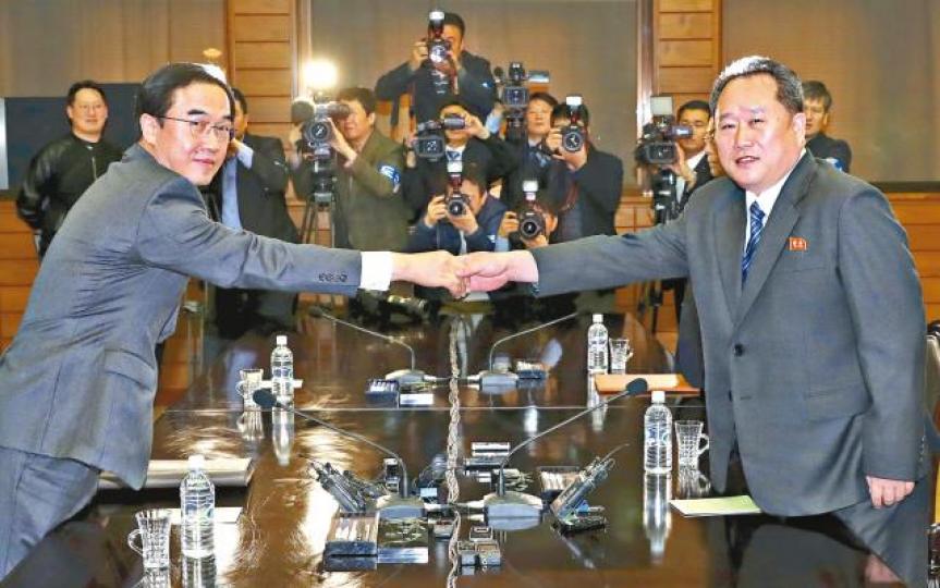 ■南韓統一部長官趙明均(左)在板門店朝方的統一閣,跟北韓祖國和平統一委員會委員長李善權(右)會談。 美聯社 ■南韓統一部長官趙明均(左)在板門店朝方的統一閣,跟北韓祖國和平統一委員會委員長李善權(右)會談。 美聯社