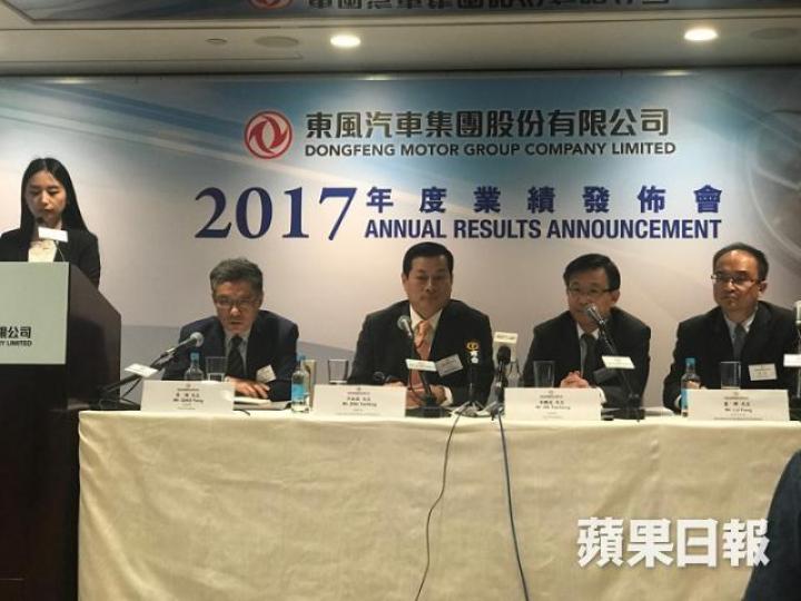 ■東風董事長竺延風(中)表示,今年汽車銷量目標希望升一成。
■東風董事長竺延風(中)表示,今年汽車銷量目標希望升一成。