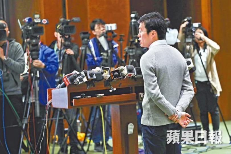 ■黃大海(左)早前在王國興協助下入稟申請DQ區諾軒。
■黃大海(左)早前在王國興協助下入稟申請DQ區諾軒。