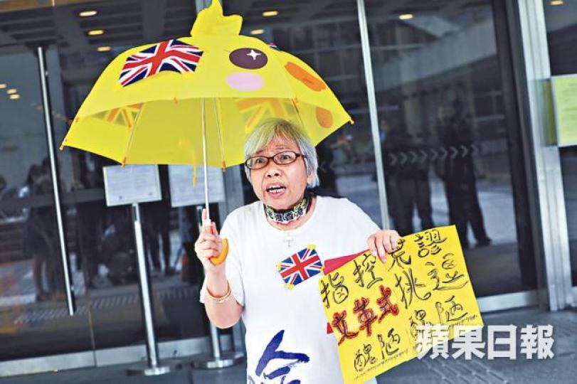 ■王婆婆昨抵達法院時仍戴上「光復香港」標語頸巾,惟入庭前將頸巾脫下。
■王婆婆昨抵達法院時仍戴上「光復香港」標語頸巾,惟入庭前將頸巾脫下。