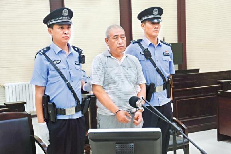■有「甘肅林過雲」之稱的高承勇昨聞判後向法官表示不上訴。 路透社■白銀市法院門外有大批持盾公安戒備。■高承勇躲在白銀市經營一間士多。 ■有「甘肅林過雲」之稱的高承勇昨聞判後向法官表示不上訴。 路透社■白銀市法院門外有大批持盾公安戒備。■高承勇躲在白銀市經營一間士多。
