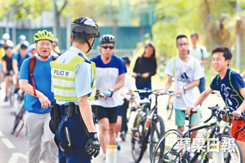 ■警方昨起一連10日打擊踩單車違例。 ■警方昨起一連10日打擊踩單車違例。