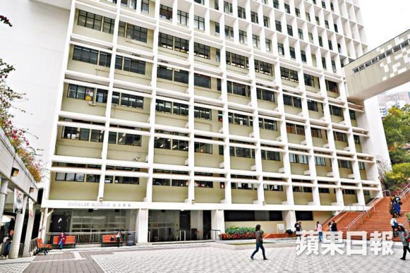 ■鈕魯詩樓於1973建成,位於港大圖書館及梁銶琚大樓之間。 ■鈕魯詩樓於1973建成,位於港大圖書館及梁銶琚大樓之間。