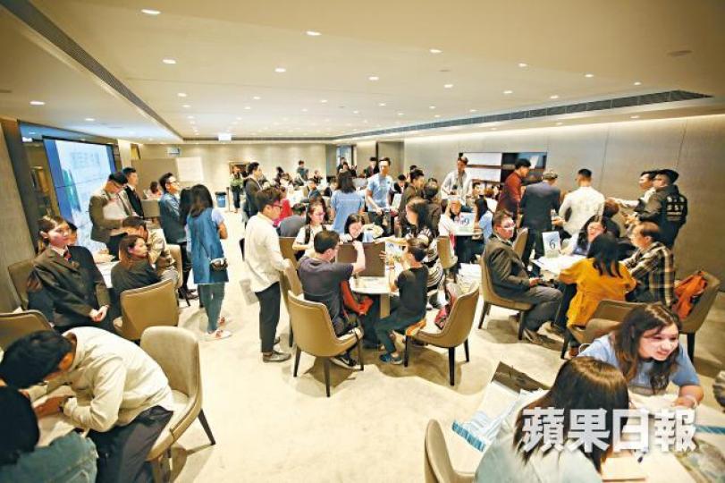■Malibu售樓處昨人潮大減,全日沽出58伙,佔銷售約五成。晉平安攝 ■Malibu售樓處昨人潮大減,全日沽出58伙,佔銷售約五成。晉平安攝