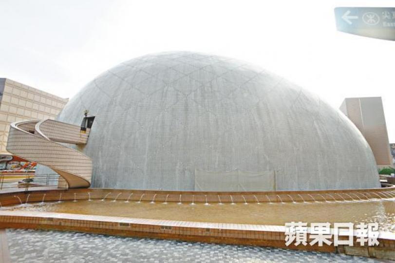 ■太空館將於本月25日重開,兩個新展廳將展出約100件全新展品。【火箭升空】■展覽設有1:350酒泉衞星發射中心模型,模擬升空時白煙四起一幕。【置身太空】■「迷失方向」以7部投影機投射出國際太空站環境,讓人有失重的視覺錯覺。朱家駿攝【瞓艙體驗】■太空館新設神舟五號返回艙「打卡位」。 ■太空館將於本月25日重開,兩個新展廳將展出約100件全新展品。【火箭升空】■展覽設有1:350酒泉衞星發射中心模型,模擬升空時白煙四起一幕。【置身太空】■「迷失方向」以7部投影機投射出國際太空站環境,讓人有失重的視覺錯覺。朱家駿攝【瞓艙體驗】■太空館新設神舟五號返回艙「打卡位」。