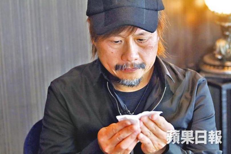 ■事隔15年,關信輝重提謝婉雯仍不禁灑淚。仇志德攝■蔡少芬在《天作之盒》飾演謝婉雯,還原她的感人事迹。■謝婉雯為香港付出了生命,出殯時靈柩蓋上區旗。 ■事隔15年,關信輝重提謝婉雯仍不禁灑淚。仇志德攝■蔡少芬在《天作之盒》飾演謝婉雯,還原她的感人事迹。■謝婉雯為香港付出了生命,出殯時靈柩蓋上區旗。