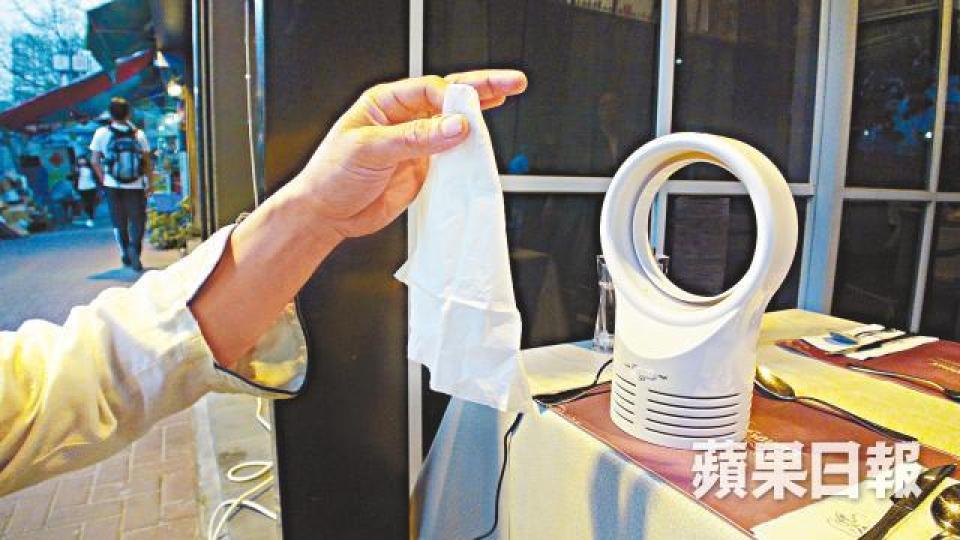 ■涉事無葉風扇風力弱,一呎外的紙巾也吹不起。黎家駒攝■網頁稱風扇有冷暖風及空氣淨化功能。■苦主收貨後才知是手提無葉風扇,附設的是兩腳插頭而非英國及香港使用的三腳插頭。 ■涉事無葉風扇風力弱,一呎外的紙巾也吹不起。黎家駒攝■網頁稱風扇有冷暖風及空氣淨化功能。■苦主收貨後才知是手提無葉風扇,附設的是兩腳插頭而非英國及香港使用的三腳插頭。