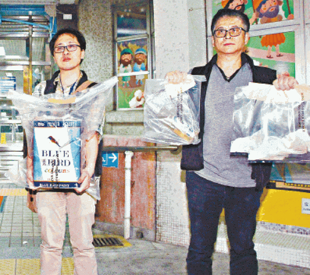■探員撿走松節水及毛巾布碎等證物。
■探員撿走松節水及毛巾布碎等證物。