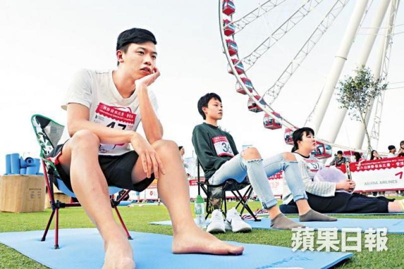 ■左起:發呆賽冠、亞、季軍昨即場示範發吽 ■左起:發呆賽冠、亞、季軍昨即場示範發吽