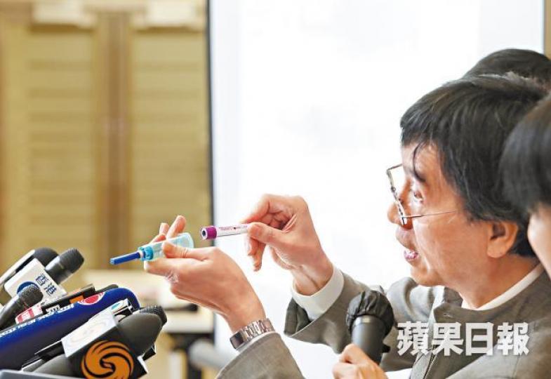 ■袁國勇昨展示令女病人感染丙肝的同款輔助抽血器。夏家朗攝 ■袁國勇昨展示令女病人感染丙肝的同款輔助抽血器。夏家朗攝