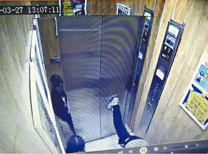 ■閉路電視拍到男童踢電梯門。 ■閉路電視拍到男童踢電梯門。
