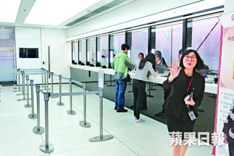 ■中銀北角分行開放30分鐘期間,只有數名市民入內提款。李家皓攝 ■中銀北角分行開放30分鐘期間,只有數名市民入內提款。李家皓攝