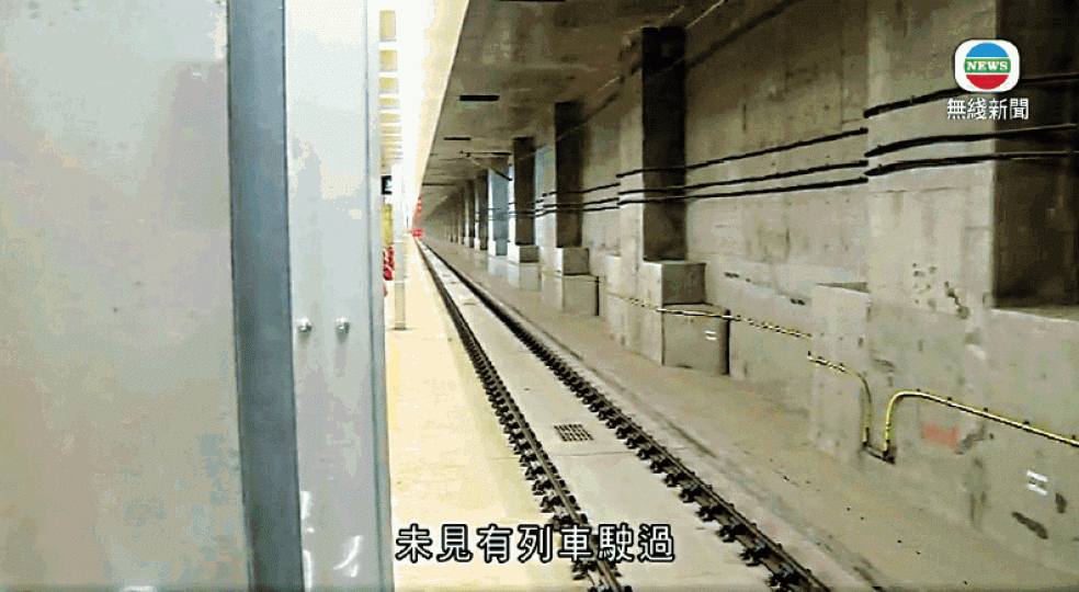 ■無綫新聞指記者在車站月台逗留約1小時,其間無列車駛過。無綫新聞畫面 ■無綫新聞指記者在車站月台逗留約1小時,其間無列車駛過。無綫新聞畫面