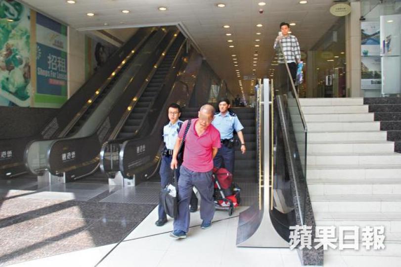 ■內地男子昨涉在龍堡酒店偷遊客相機被捕。 ■內地男子昨涉在龍堡酒店偷遊客相機被捕。