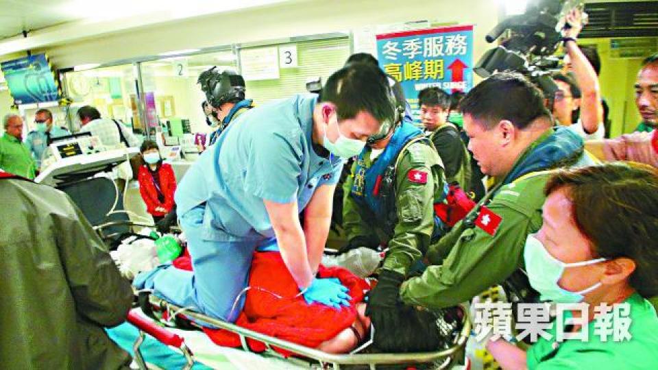 ■醫護人員為昏迷女子搶救,惜終不治。鄭大康攝■石板潭以壺穴聞名。互聯網 ■醫護人員為昏迷女子搶救,惜終不治。鄭大康攝■石板潭以壺穴聞名。互聯網