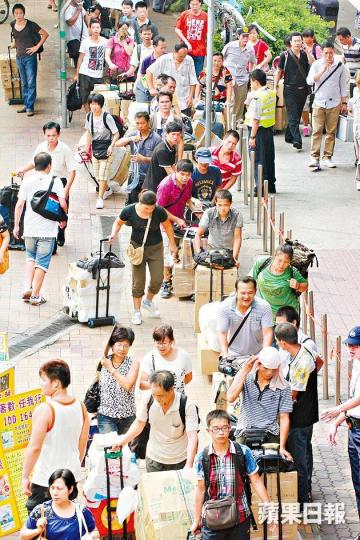 ■開放自由行救回香港經濟,但旺區拖篋水貨客人頭湧湧,引起人流交通等民生問題。 ■開放自由行救回香港經濟,但旺區拖篋水貨客人頭湧湧,引起人流交通等民生問題。
