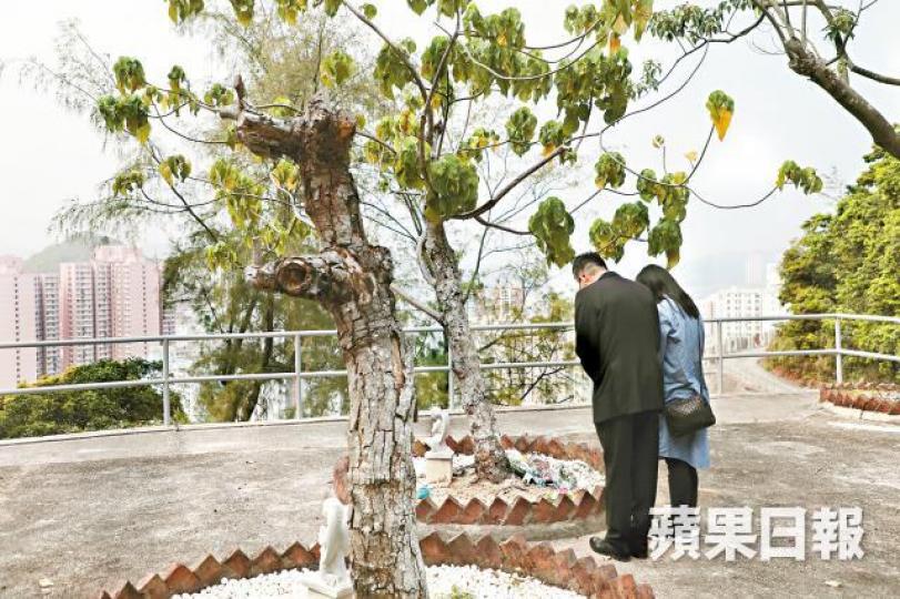 ■鮑氏夫婦稱次子的葬禮雖然很簡單,但讓他們釋懷不少。夏家朗攝■念珠是鮑氏夫婦與次子的唯一信物。 ■鮑氏夫婦稱次子的葬禮雖然很簡單,但讓他們釋懷不少。夏家朗攝■念珠是鮑氏夫婦與次子的唯一信物。