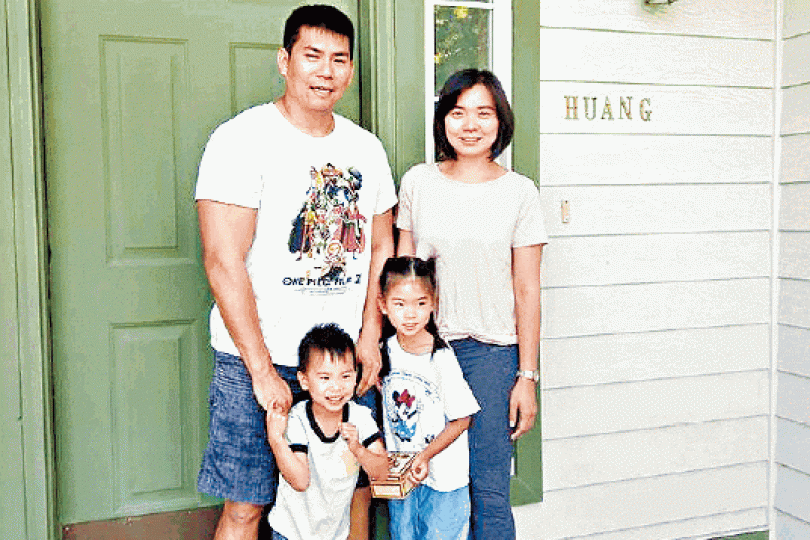 ■車禍身亡的黃偉(左)與家人陰陽相隔。 ■車禍身亡的黃偉(左)與家人陰陽相隔。
