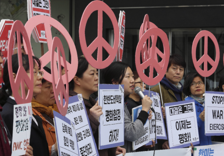 ■首爾示威者在美國大使館外拉起印有「停止軍演」的橫額,反對美韓年度軍演。 ■首爾示威者在美國大使館外拉起印有「停止軍演」的橫額,反對美韓年度軍演。