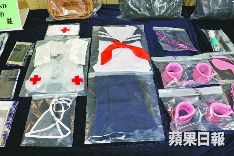 ■警方在行動中撿獲制服及性玩具等情趣用品。文兆麟攝 ■警方在行動中撿獲制服及性玩具等情趣用品。文兆麟攝
