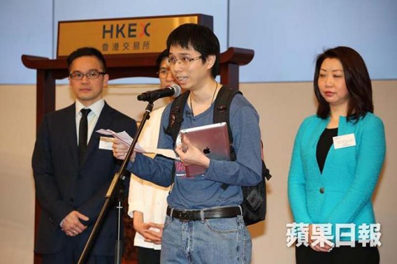 ■專家Dickson(中)在毛記掛版首日代表公司回應記者提問,這個做法值得商榷。 資料圖片 ■專家Dickson(中)在毛記掛版首日代表公司回應記者提問,這個做法值得商榷。 資料圖片