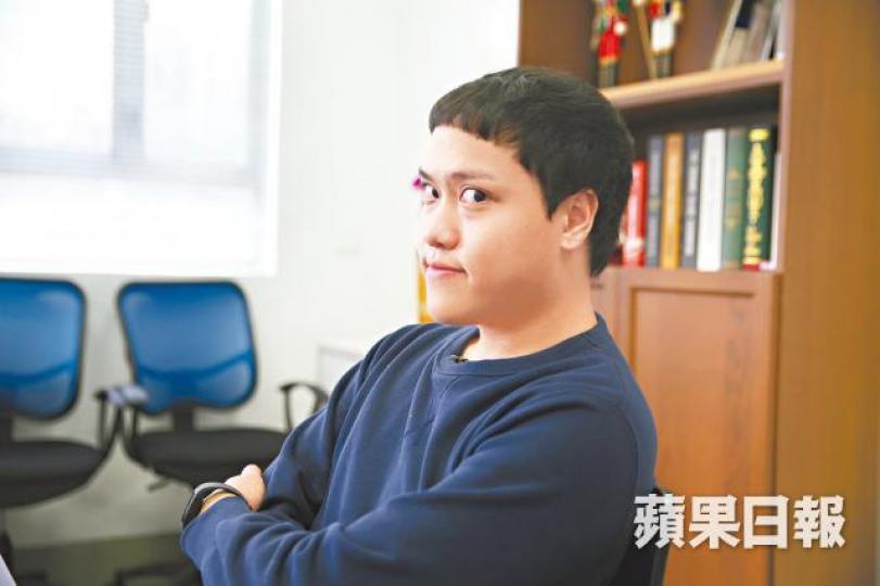 ■六毫子希望微辣可以為澳門的藝人、創作人創出一條道路。 「買雪糕不要分心」9秒短片 JW及「綠帽男」黃卓帆 ■六毫子希望微辣可以為澳門的藝人、創作人創出一條道路。 「買雪糕不要分心」9秒短片 JW及「綠帽男」黃卓帆