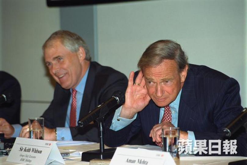 ■15年前,滙控行政總裁韋志誠(右)及亞太區主席艾爾敦一齊參與股東會。 資料圖片 ■15年前,滙控行政總裁韋志誠(右)及亞太區主席艾爾敦一齊參與股東會。 資料圖片