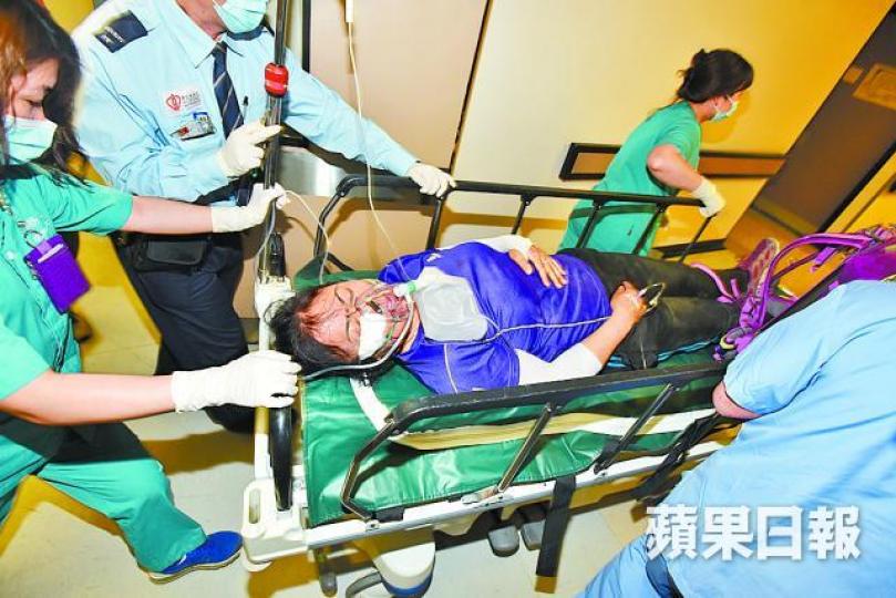 ■行蚺蛇尖墮坡受傷的婦人被送往東區醫院治理。劉永明攝 ■政府飛行服務隊直升機頻出動拯救行山客。 ■行蚺蛇尖墮坡受傷的婦人被送往東區醫院治理。劉永明攝 ■政府飛行服務隊直升機頻出動拯救行山客。