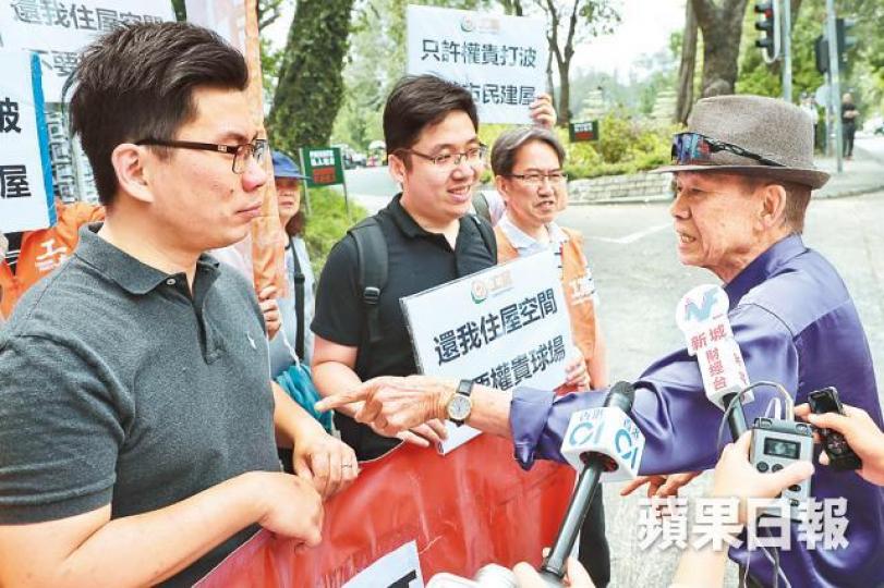 ■工黨昨前往粉嶺高球場抗議期間,簡炳墀(右)恰巧路過並跟他們理論。許頌明攝 ■工黨昨前往粉嶺高球場抗議期間,簡炳墀(右)恰巧路過並跟他們理論。許頌明攝