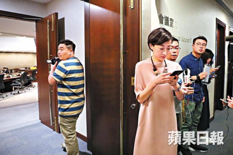 ■陳淑莊稱昨參與民主派聯合行動,故站在會議室外沒出席會議。王心義攝■立法會一地兩檢草案委員會昨再因法定人數不足流會。 ■陳淑莊稱昨參與民主派聯合行動,故站在會議室外沒出席會議。王心義攝■立法會一地兩檢草案委員會昨再因法定人數不足流會。