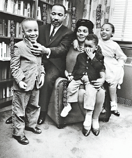 ■馬丁路德金1963年和家人合照,當時幼女伯尼斯仍在媽媽腹內。美聯社 ■馬丁路德金1963年和家人合照,當時幼女伯尼斯仍在媽媽腹內。美聯社