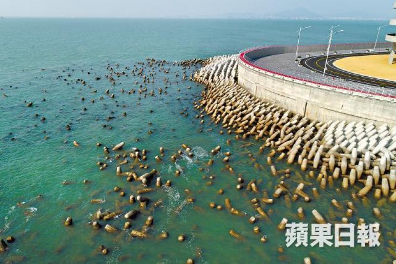 ■人工島防波堤石躉崩散,消波塊漂散海面。《蘋果》記者攝 ■人工島防波堤石躉崩散,消波塊漂散海面。《蘋果》記者攝