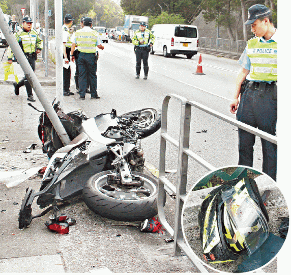 ■電單車與私家車相撞後鏟上行人路,地上遺下染血頭盔(右圖)。徐雲庭攝 ■電單車與私家車相撞後鏟上行人路,地上遺下染血頭盔(右圖)。徐雲庭攝