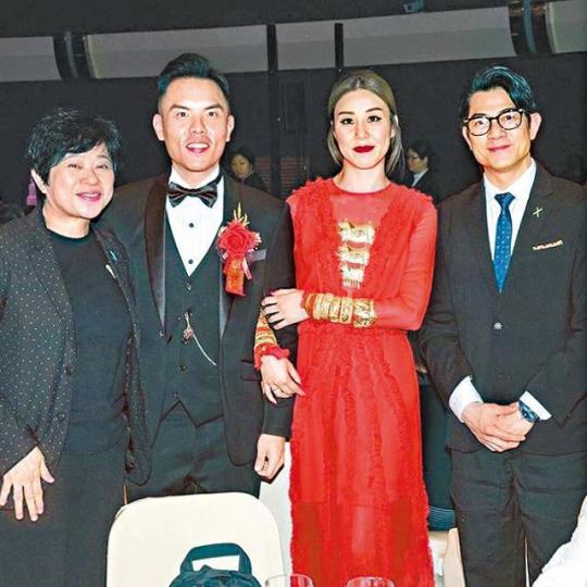 ■一對新人還斟茶給黃浩然夫婦飲。
■一對新人還斟茶給黃浩然夫婦飲。