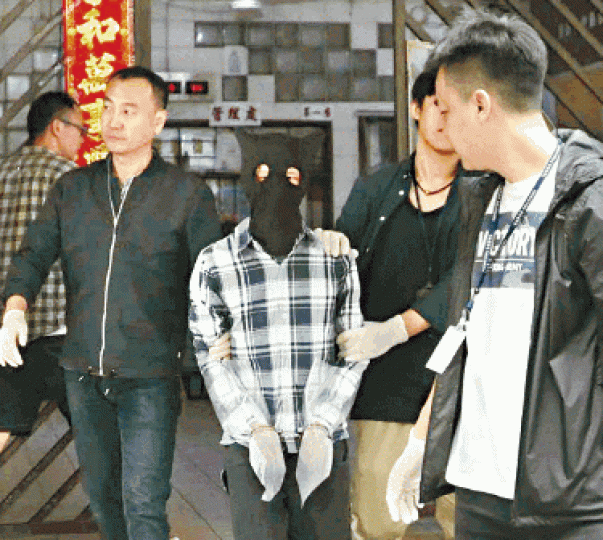 ■青年被司警拘捕帶走調查。
■青年被司警拘捕帶走調查。