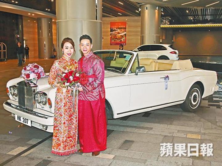 ■林子善昨日跟太太Kary筵開63席補擺喜酒。■兄弟團成員有唐詩詠、鄭嘉穎、馬國明、黃長興、黃嘉樂等,伴郎為袁偉豪。■一對新人晚上分別穿上紫色西裝及白色晚裝亮相。■子善應傳媒要求跟太太來過360度咀嘴。■子善去年求婚成功後,即安排簽紙及到外地拍婚紗照。資料圖片 ■林子善昨日跟太太Kary筵開63席補擺喜酒。■兄弟團成員有唐詩詠、鄭嘉穎、馬國明、黃長興、黃嘉樂等,伴郎為袁偉豪。■一對新人晚上分別穿上紫色西裝及白色晚裝亮相。■子善應傳媒要求跟太太來過360度咀嘴。■子善去年求婚成功後,即安排簽紙及到外地拍婚紗照。資料圖片