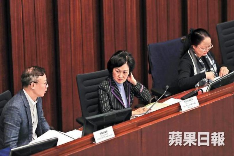 ■葉劉淑儀為開快車配合政府審議,一個半月之內召開13次會議。 ■葉劉淑儀為開快車配合政府審議,一個半月之內召開13次會議。