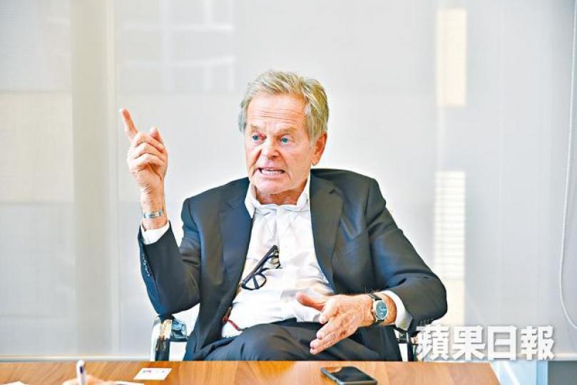 ■馬世民(左)曾與李嘉誠(中)一起出席和黃記者會。黑白圖片
■馬世民(左)曾與李嘉誠(中)一起出席和黃記者會。黑白圖片