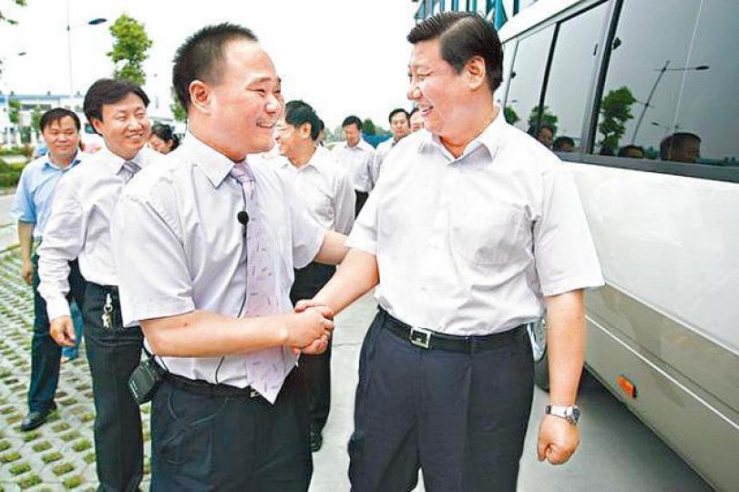 ■吉利董事長李書福(左)有傳是習近平襟弟。■90年代始涉足汽車業的吉利,早期以平治車殼加國產發動機製成「吉利一號」。 ■吉利董事長李書福(左)有傳是習近平襟弟。■90年代始涉足汽車業的吉利,早期以平治車殼加國產發動機製成「吉利一號」。