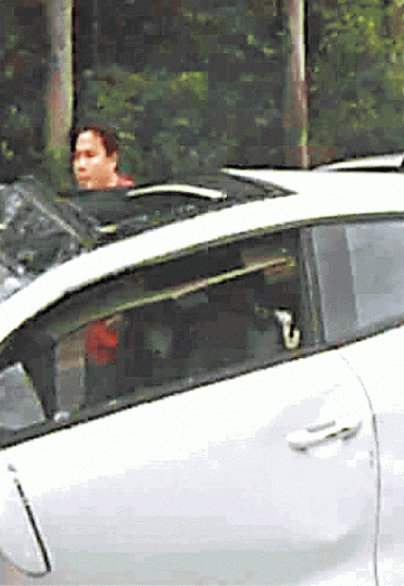 ■涉案警員被途經車輛拍到在意外後下車而揭發事件。 ■涉案警員被途經車輛拍到在意外後下車而揭發事件。