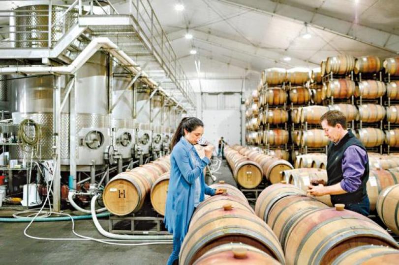■加州酒商霍尼格(右)近年致力發展中國市場。 ■加州酒商霍尼格(右)近年致力發展中國市場。