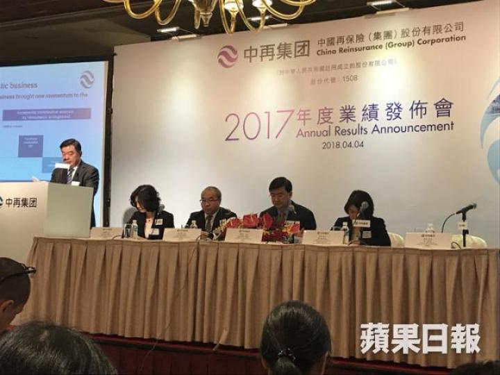 ■中再保董事長袁臨江(左一)稱有信心今年綜合成本率回落至100%以下。
■中再保董事長袁臨江(左一)稱有信心今年綜合成本率回落至100%以下。