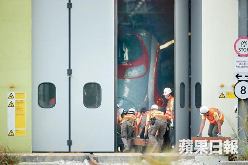 ■石崗列車停放處前晚發生高鐵出軌意外,職員昨下午打開閘門將多件工程用具運進有蓋維修中心,內有一列高鐵列車停泊。何柏佳攝■車廠職員發現記者拍攝後,隨即以白紙遮掩閘門的玻璃窗。 ■石崗列車停放處前晚發生高鐵出軌意外,職員昨下午打開閘門將多件工程用具運進有蓋維修中心,內有一列高鐵列車停泊。何柏佳攝■車廠職員發現記者拍攝後,隨即以白紙遮掩閘門的玻璃窗。