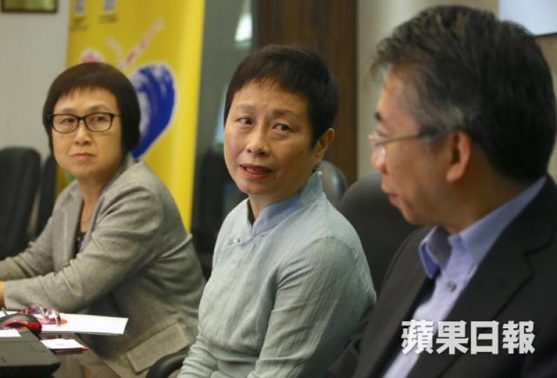 ■護理專科學院院長黃金月(中)稱,政府發展基層醫療,料日後地區社康、家居照顧服務大增,社福機構未來或更積極請全職護士。 ■護理專科學院院長黃金月(中)稱,政府發展基層醫療,料日後地區社康、家居照顧服務大增,社福機構未來或更積極請全職護士。