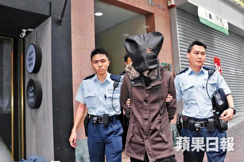■懷疑掟狗落樓的23歲男子被警員蒙頭帶署。唐家輝攝去年12月■銀狐犬小白被人遺棄旺角街頭。讀者提供圖片上周六■小白在尖沙嘴懷疑被掟落海,水警下水拯救。 ■懷疑掟狗落樓的23歲男子被警員蒙頭帶署。唐家輝攝去年12月■銀狐犬小白被人遺棄旺角街頭。讀者提供圖片上周六■小白在尖沙嘴懷疑被掟落海,水警下水拯救。