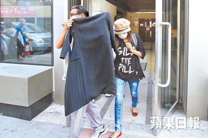 ■被告李瑩瑩(右)審訊後換衣服及戴上口罩,在親友陪同下離開法院。 ■被告李瑩瑩(右)審訊後換衣服及戴上口罩,在親友陪同下離開法院。