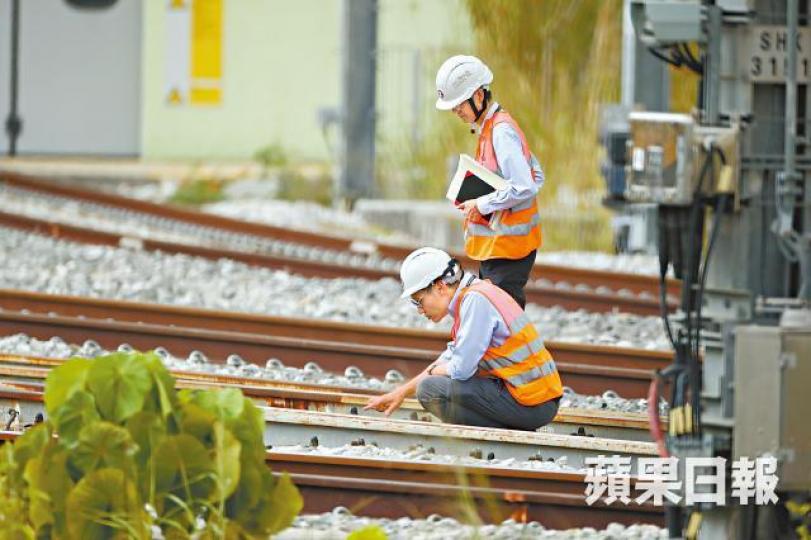 ■工程人員沿路檢視涉事路軌。 ■工程人員沿路檢視涉事路軌。