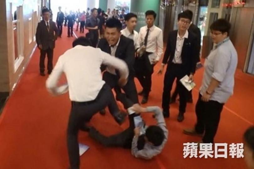 ■新盤競爭激烈,不時出現代理爭客埋身肉搏場面。 ■新盤競爭激烈,不時出現代理爭客埋身肉搏場面。